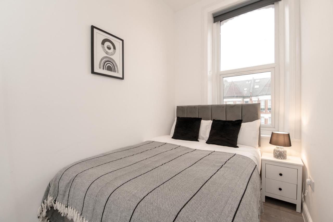 Fantastic New, London Apartment 3 Bed 1 Bath & Parking Whetstone Eksteriør billede